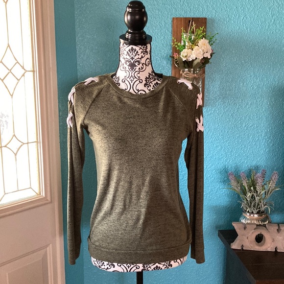 No boundaries | Women’s Heather Green Long Sleeve - Picture 1 of 4